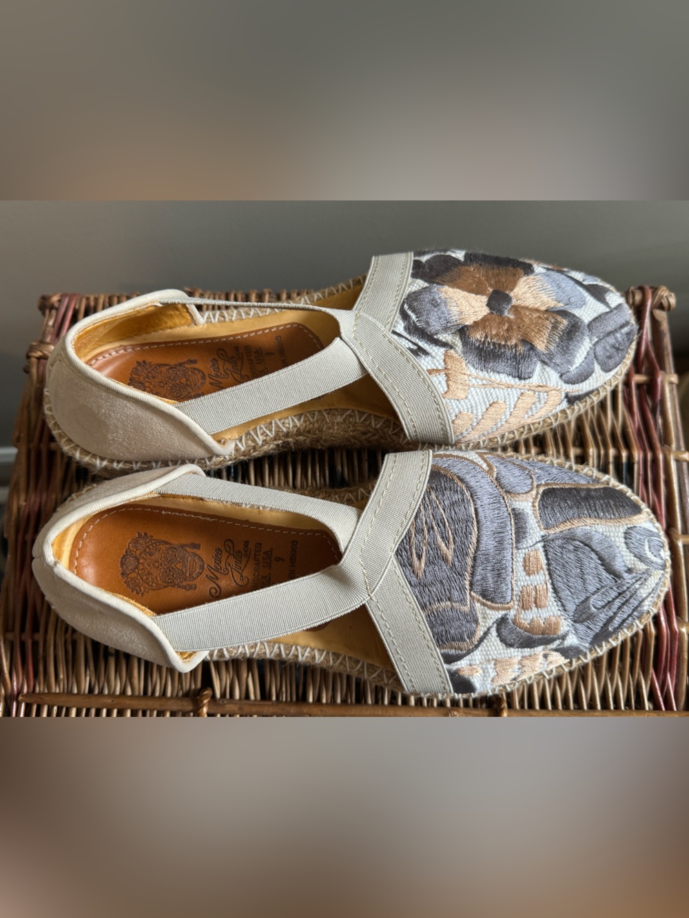 Mexico Lindo Size 9/Euro 40 Embroidered Floral Sandals